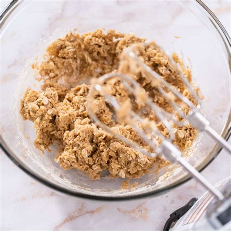 Masa homogénea de galletas de avena lista para enfriar.