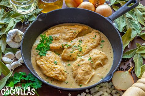 Filetes de pollo dorados con salsa de maní, decorados con cilantro