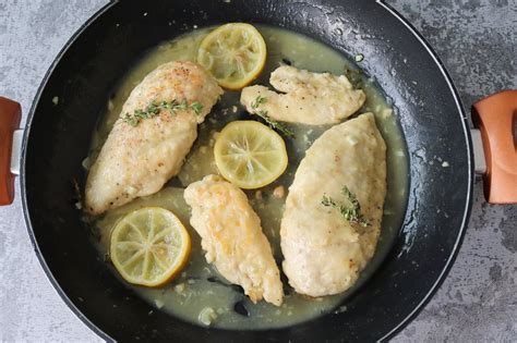Pechugas de pollo laminadas con salsa de jerez y rodajas de limón