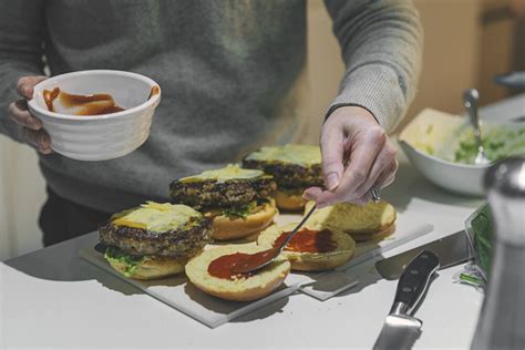 Persona preparando hamburguesas caseras
