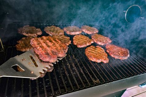 Hamburguesas cocinándose en una parrilla