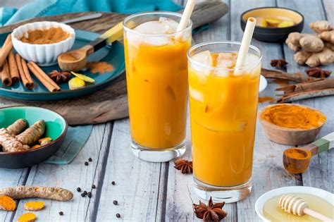 Ilustración de una taza humeante de leche dorada con cúrcuma y especias.