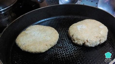 Masa de pan de avena humedecida lista para formar los panes en sartén.