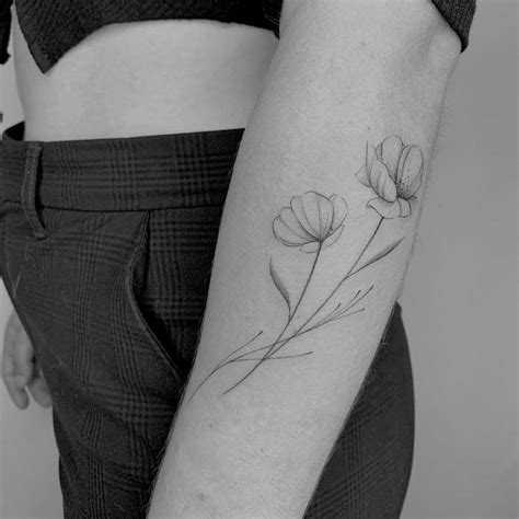 Diseño de tatuaje en el antebrazo con líneas finas