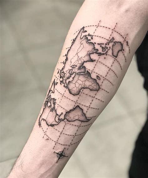 Tatuaje de mapa mundi en el antebrazo