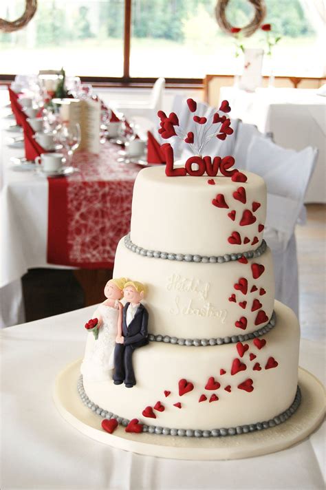 Tarta de matrimonio decorada con abundantes rosas rojas comestibles