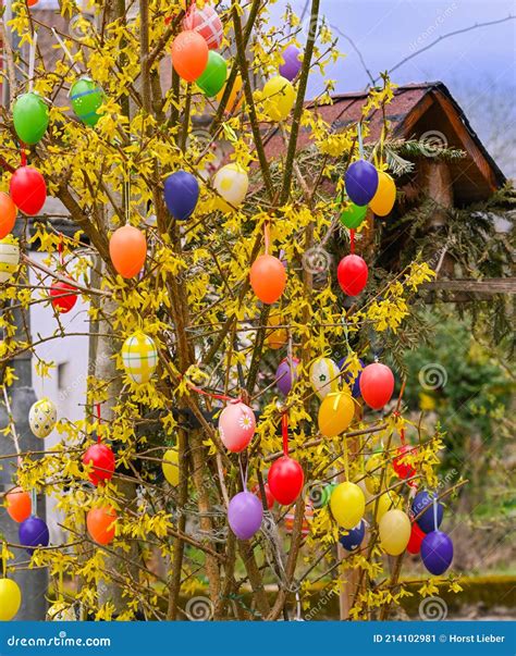árbol decorado con huevos de Pascua coloridos al estilo alemán