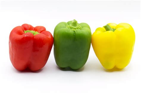 Pimientos morrones de colores rojo, amarillo y verde