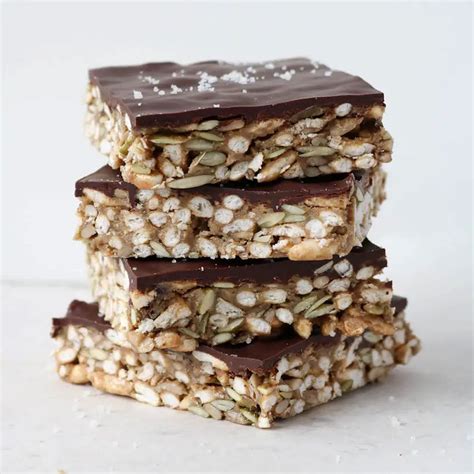 Foto de barritas de arroz inflado con chocolate variadas, algunas con chocolate blanco y otras con chocolate negro