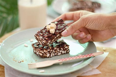 Secuencia de pasos para hacer barritas de arroz inflado con chocolate blanco, incluyendo el derretido del chocolate y el corte de las barritas