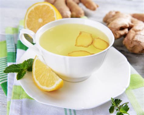 Foto de una taza de infusión de jengibre y limón fresca