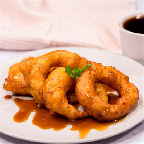 Picarones peruanos recién hechos y cubiertos con miel de chancaca