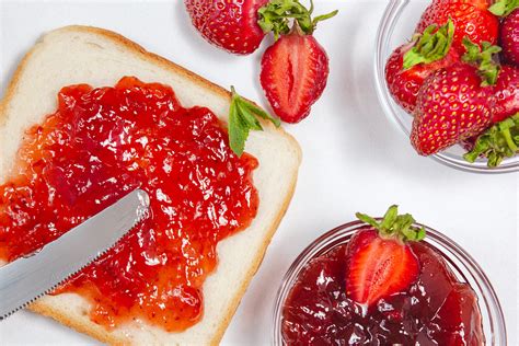 Infografía con los pasos básicos para hacer mermelada casera: lavar y cortar fruta, cocinar con azúcar y limón, probar consistencia y envasar.