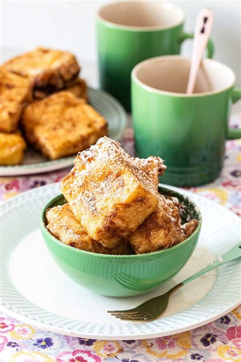 Leche frita dorada y espolvoreada con azúcar y canela