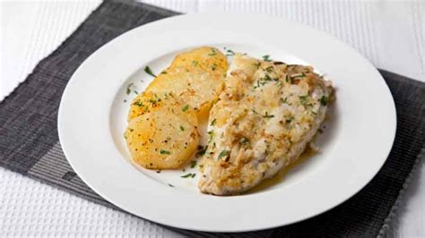 Pescado marinado con hierbas frescas y cítricos