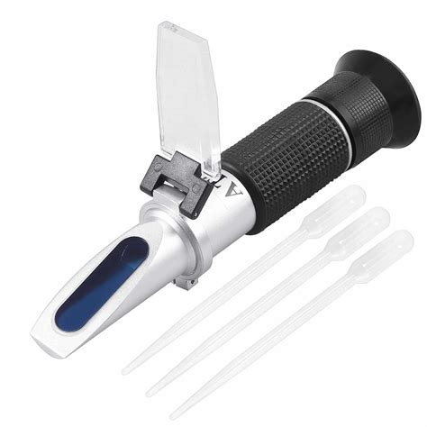 Persona utilizando un refractómetro para medir grados Brix