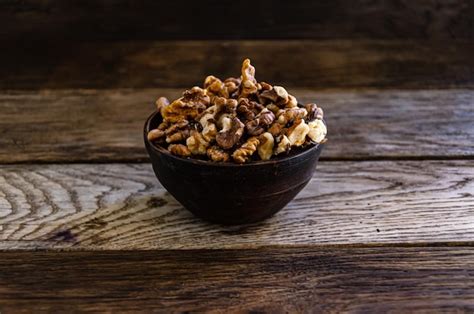 Castañas frescas y peladas dispuestas sobre una mesa de cocina rústica