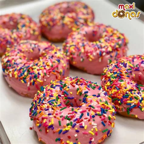 Donas fritas con glaseado y chispitas de colores