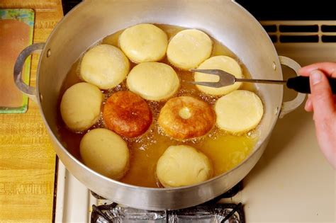 Donas friéndose en aceite caliente
