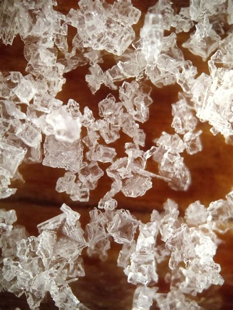 fotografía de suelo con cristales de sal en la superficie