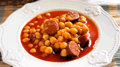 Plato de garbanzos con repollo y chorizo listo para servir en un cuenco de cerámica