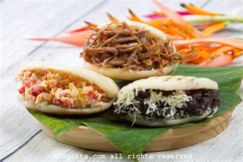 Arepas recién hechas listas para rellenar con varios ingredientes