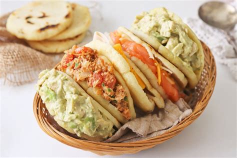Variedad de rellenos para arepas venezolanas, incluyendo carne, pollo, queso y aguacate