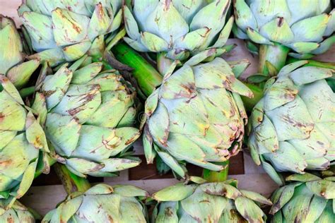 Imagen de alcachofas pequeñas frescas en un mercado