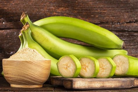 Plátanos verdes y maduros, con algunos ya cortados en rodajas