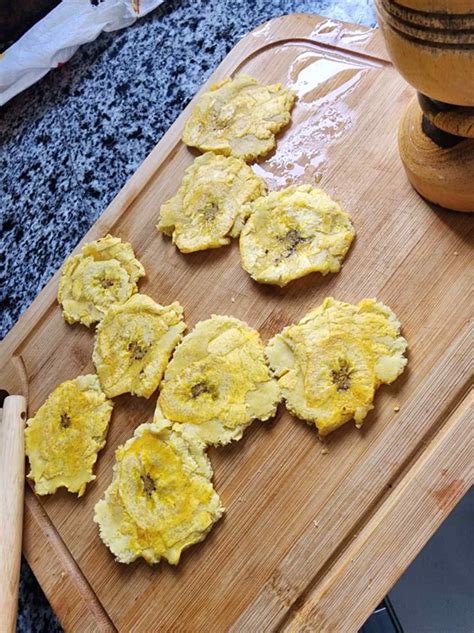 Tostones recién fritos y aplastados, listos para una segunda fritura