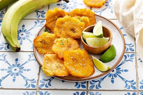 Plátano macho verde cortado en tajadas y frito con azúcar