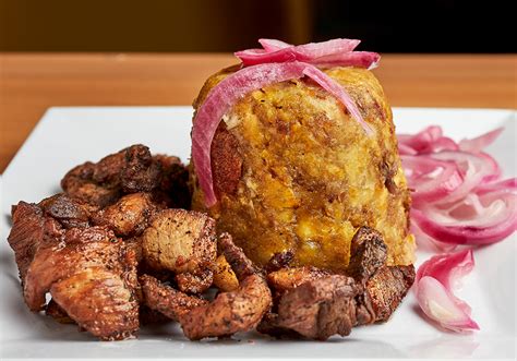 Mofongo puertorriqueño con chicharrón