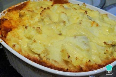 Fotografía profesional de un pastel de coliflor al horno con carne molida gratinado con queso fundido