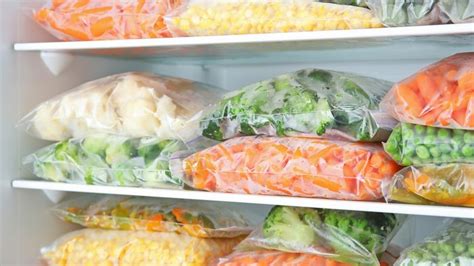 esquema paso a paso para organizar el congelador con verduras preparadas para cocinar