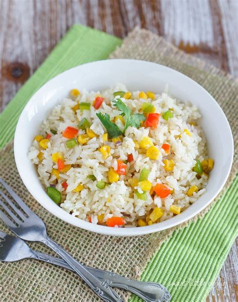 Plato de arroz primavera frío con vegetales coloridos