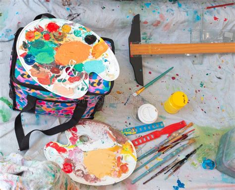 Imagen de herramientas de decoupage, incluyendo pegamento y pinceles