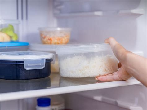 Foto de un táper con arroz cocido en la nevera, simbolizando sobras