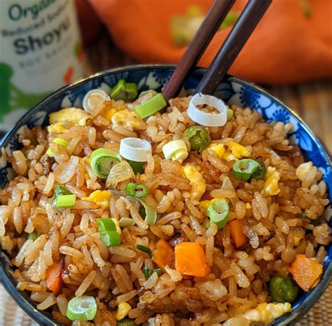 Foto de un wok con arroz frito con vegetales y huevo