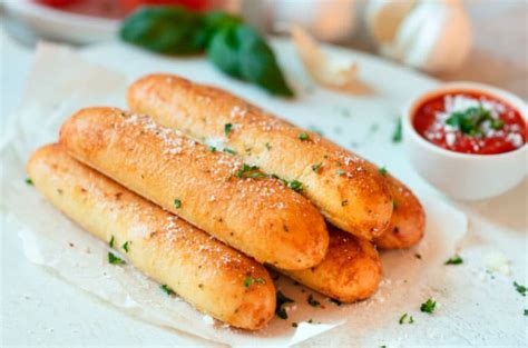 Variedad de acompañamientos: Cheesesticks, Palitos de Ajo y Crispy Chicken Wings