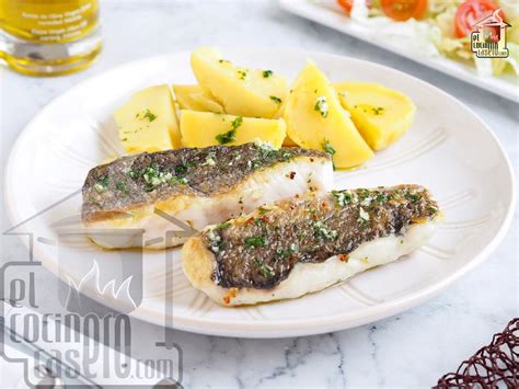 Collage de imágenes mostrando diferentes preparaciones de merluza: a la plancha, al horno, en salsa verde y en ensalada.