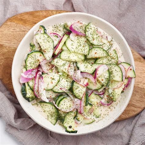 Ensalada cremosa de pepino con hierbas frescas