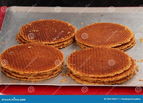 Stroopwafels recién hechos con jarabe de caramelo