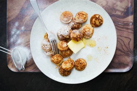 Poffertjes con mantequilla y azúcar glas