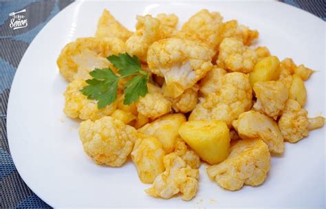 Imagen de la salsa terminada en la sartén con la coliflor incorporada