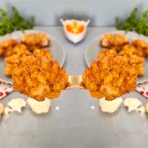 Plato final de fritos de coliflor con papas y salsa, presentado de forma atractiva