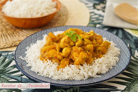 Plato de pollo al curry thai con leche de coco y arroz basmati
