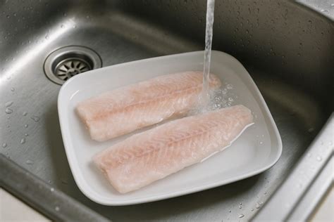 Pescado descongelándose lentamente en nevera