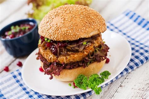 Hamburguesa con salsa de arándanos