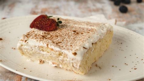 Postre tres leches con galletas de champaña decorado con merengue y frutos rojos