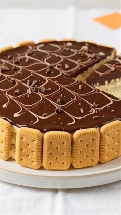 Molde de vidrio con capas de galletas humedecidas en la mezcla de tres leches